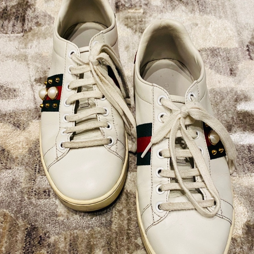 Gucci pearl sneakers comes with extra laces